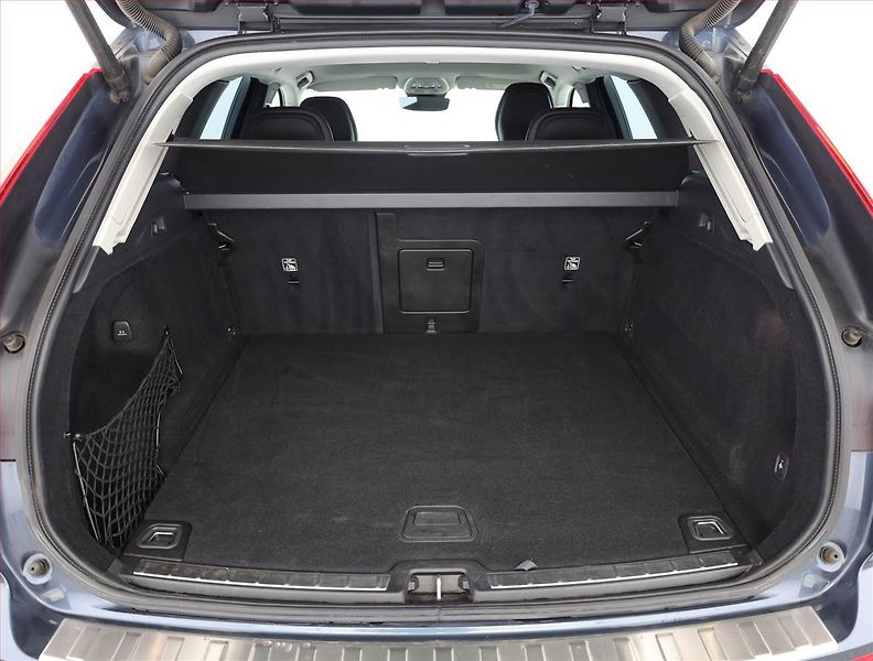 Volvo XC60 (2021) Momentum B4 AWD - fotka 20 z 20