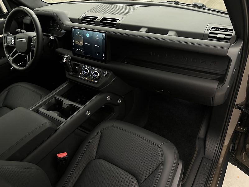 Land Rover Defender D250 SE X-DYNAMIC CZ 1. maj. - fotka 22 z 44