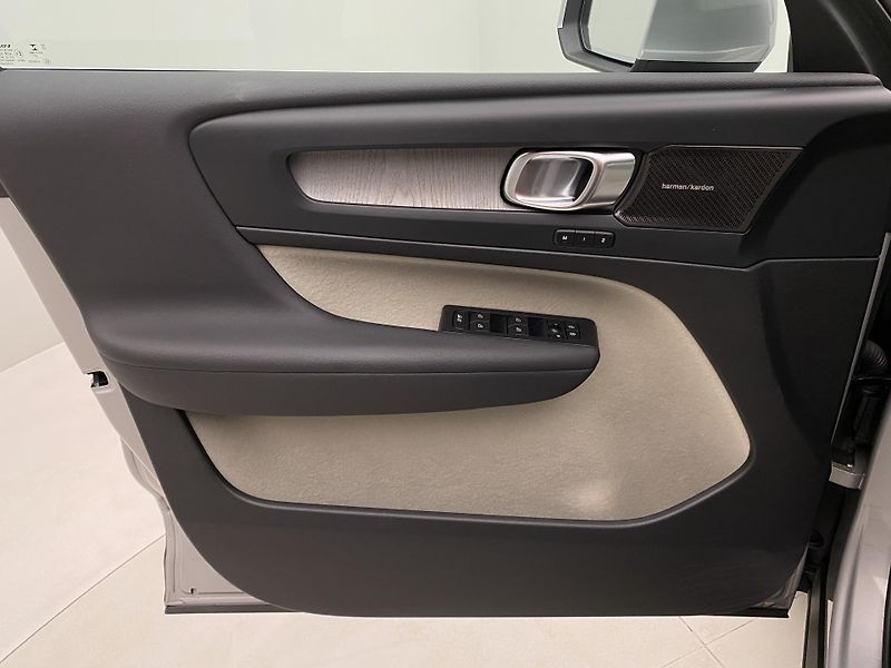 Volvo XC40 B4 AWD BRIGHT PLUS REZERVACE - fotka 7 z 48
