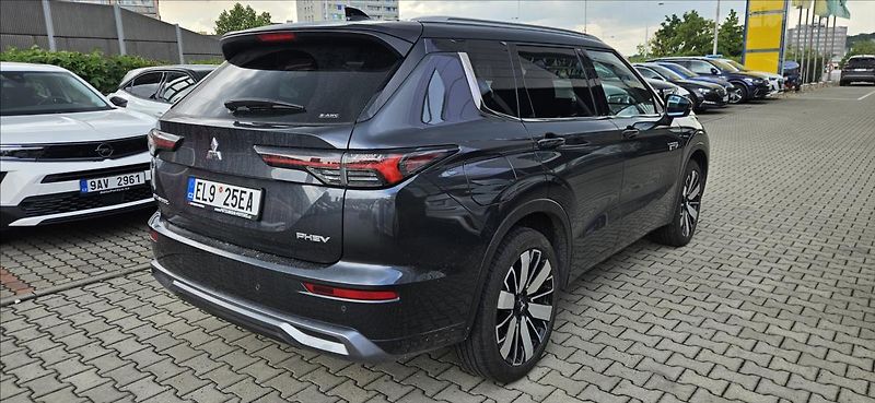 Mitsubishi Outlander 2,4 PHEV 4x4  INSTYLE - fotka 4 z 19
