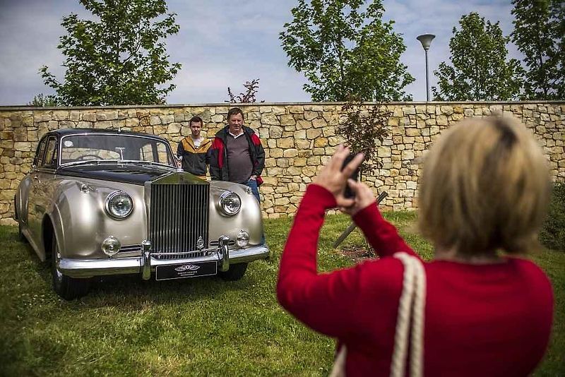 Desítky milovníků aut značek Rolls-Royce a Bentley se sešli 23. května v pražské Dubči na druhém setkání příznivců těchto luxusních aut v Česku. K vidění byly i další značky sportovních aut.
