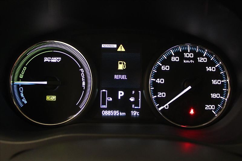 Mitsubishi Outlander 2,0 i Plus 4x4 PHEV Hybrid - fotka 21 z 35
