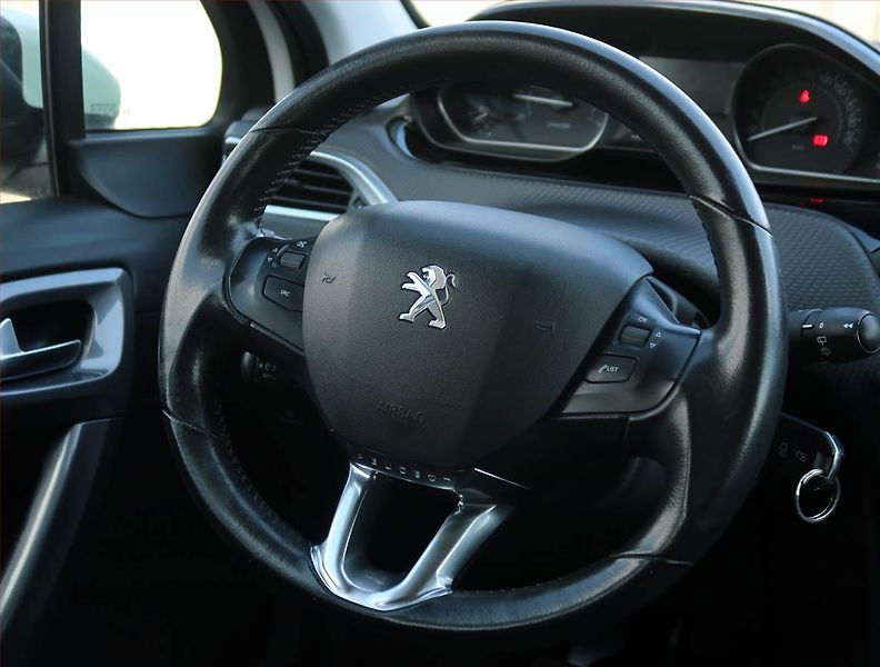 Peugeot 2008 (2018) 1.2 PureTech, Park. senzory - fotka 15 z 16
