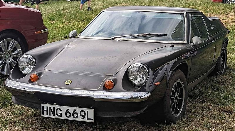 Lotus Europa, sportovní vůz britské automobilky, vznikl přesně podle filozofie šéfa značky Colina Chapmana. Vyráběl se v letech 1966 až 1975.