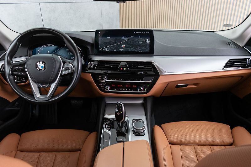 BMW Řada 5 530d xDrive*TAŽNÉ*N.TOPENÍ*ČR - fotka 8 z 48