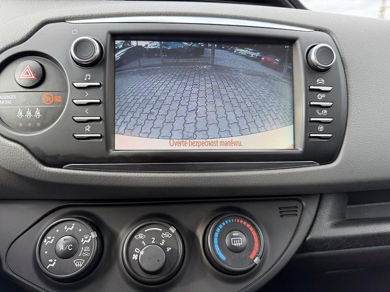 Toyota Yaris 1.5i 82 kW navi. serviska - fotka 18 z 18