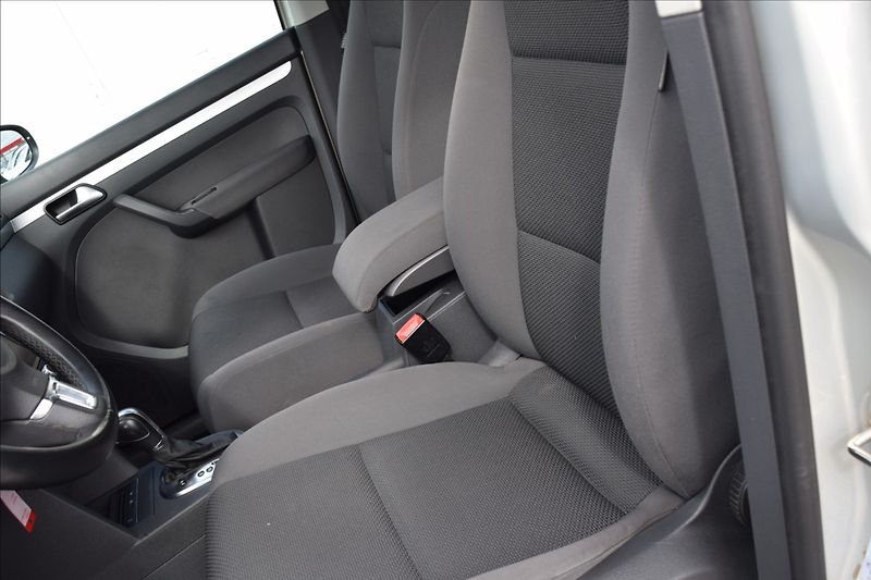 Volkswagen Touran 1,4 i 103KW AUTOMAT PO SERVISE - fotka 20 z 44