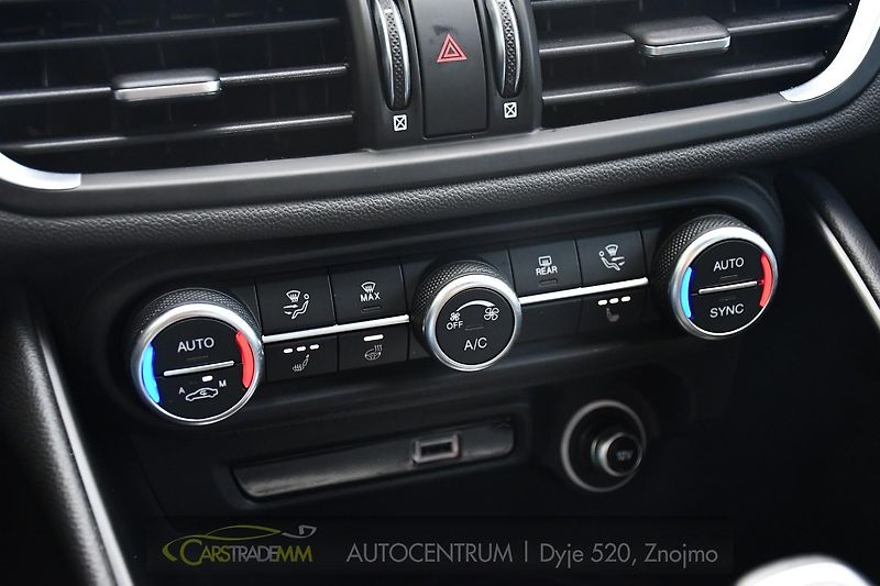 Alfa Romeo Giulia 2.0T 16V 206kW VELOCE AT8 Q4 - fotka 32 z 49