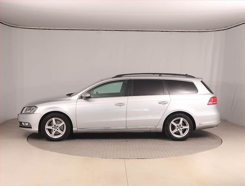 Volkswagen Passat (2013) 2.0 TDI, Automat, Navi, Xenony - fotka 3 z 17