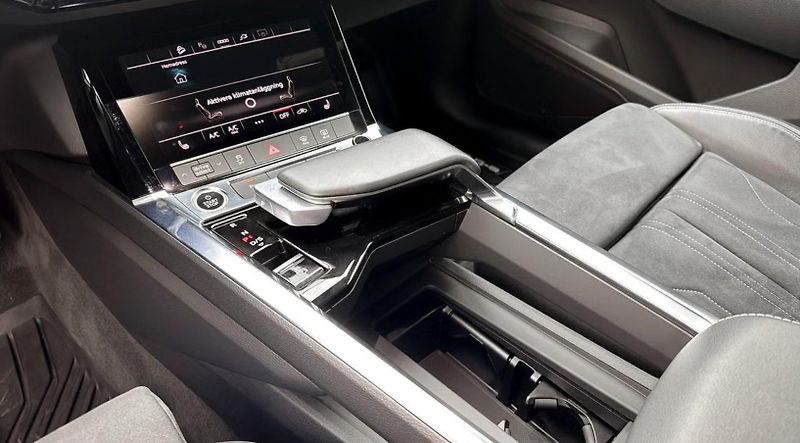 Audi Q8 e-tron 50 Q Vzd. odpružení Kamera Taž - fotka 18 z 20