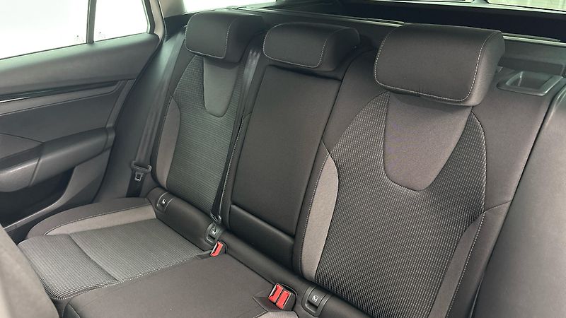 Škoda Octavia 2.0 TDI Ambition Combi - fotka 16 z 24