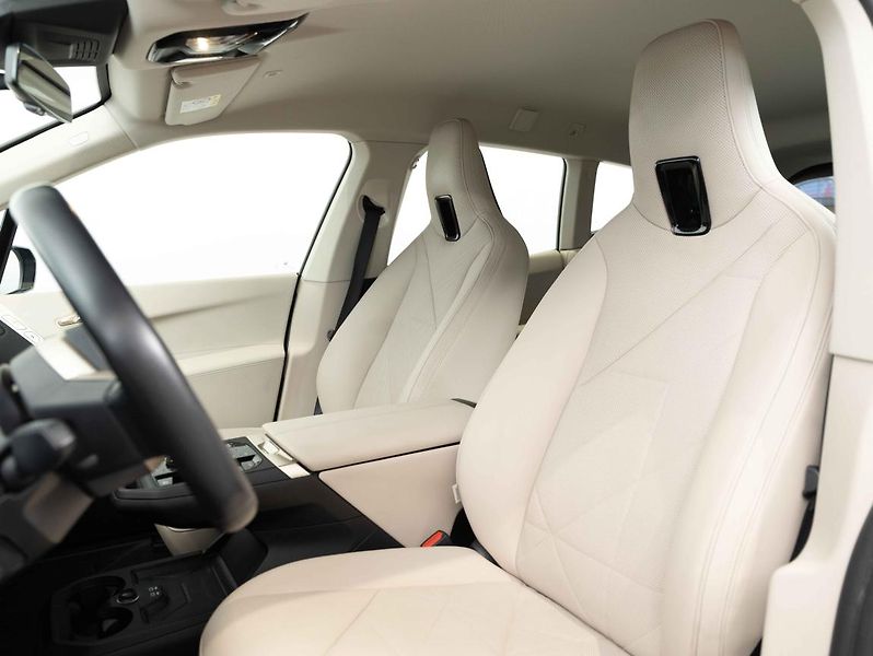 BMW iX xDrive50 - fotka 18 z 22