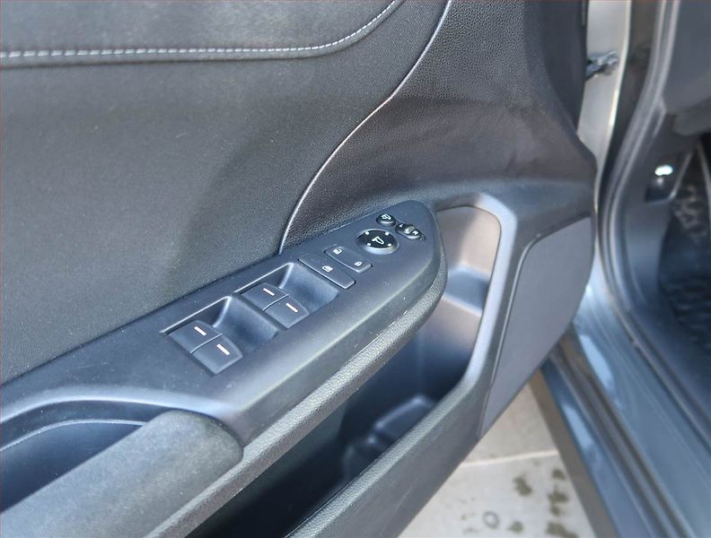Honda Civic (2019) Elegance 1.0 VTEC Turbo - fotka 17 z 18