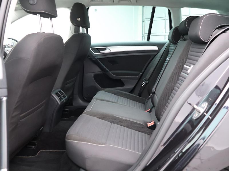 Volkswagen Golf 1,4 TSI 92kW Cup 1.Maj Navi - fotka 13 z 33
