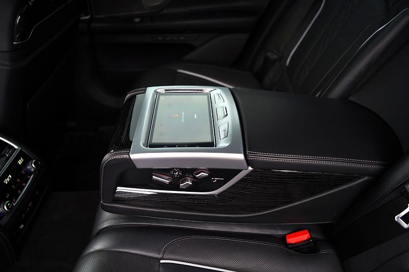 BMW Řada 7 730d xDrive/Mpaket/9AT/Lasery - fotka 35 z 47