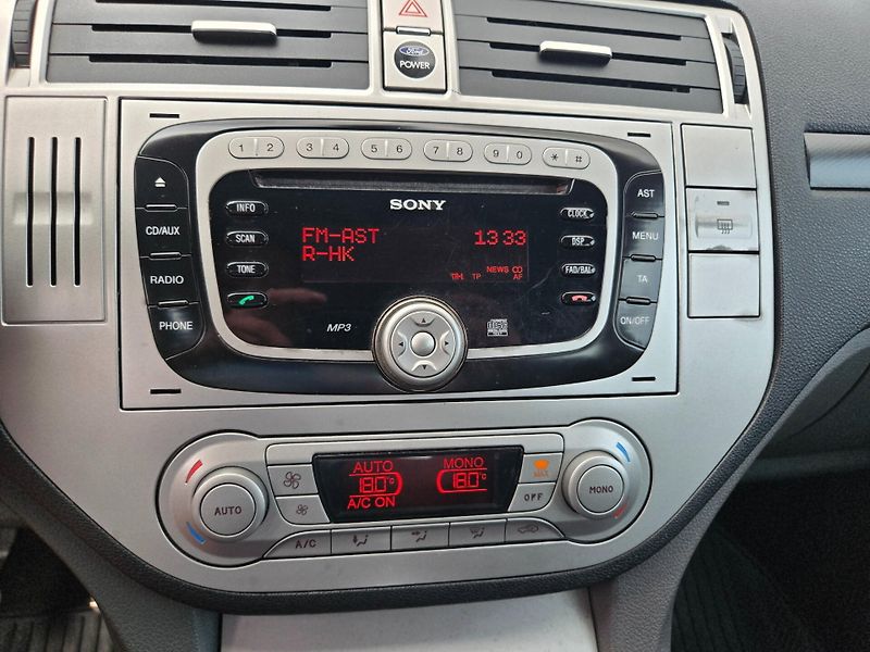 Ford Kuga (2009) Titanium 2,0 TDCi 100kw - 6st. - fotka 15 z 21