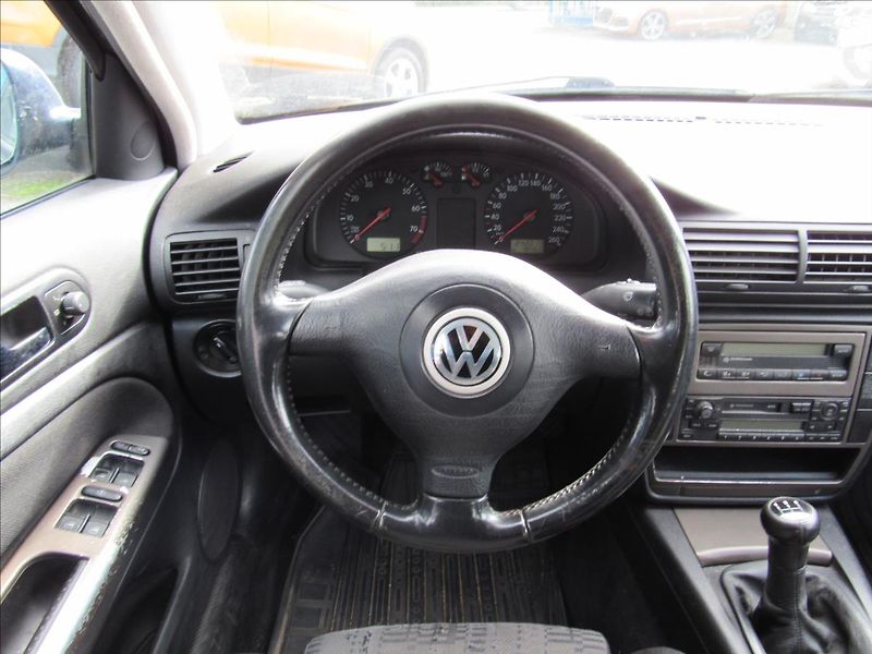 Volkswagen Passat 1,6 i 74kW Combi - fotka 12 z 24