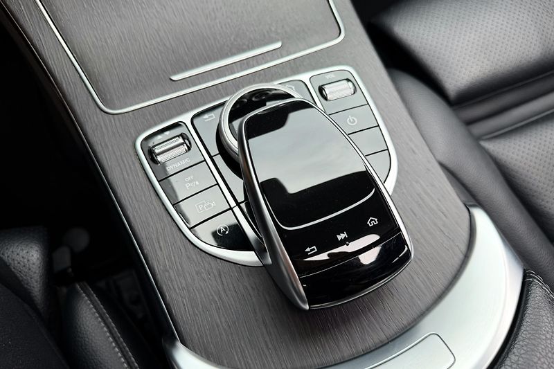 Mercedes-Benz Třídy C (2018) C 200 4Matic AMG Line - fotka 28 z 46