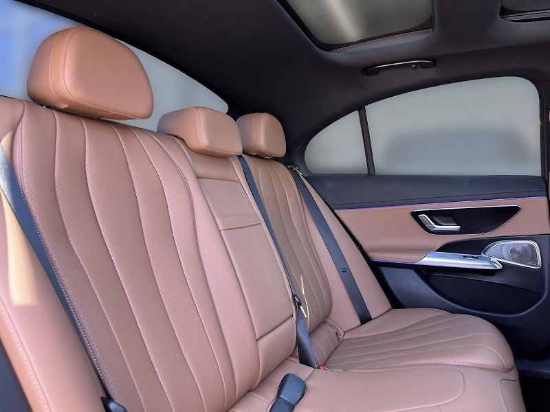 Mercedes-Benz Třídy E 220 d 4MATIC AMG Line Panorama - fotka 17 z 18