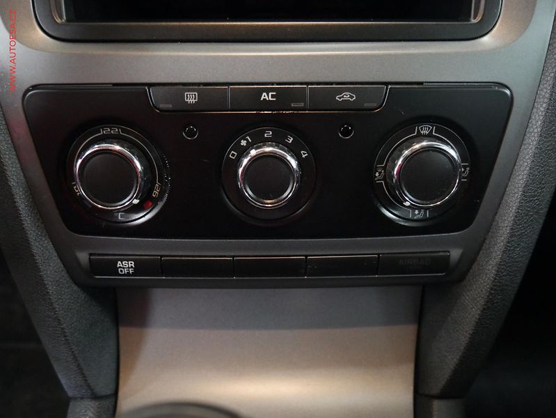 Škoda Octavia (2010) 1.2TSI, ČR, AC, STK11/27 - fotka 13 z 14