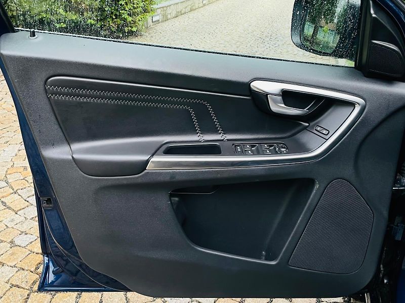 Volvo XC60 2.4D5 5V 4x4 AUT TAŽNÉ SERVISK - fotka 33 z 47
