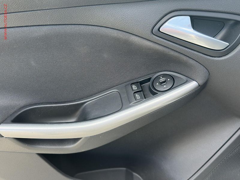 Ford Focus (2014) 1.6 TDCi, AC, výhřev sed - fotka 11 z 18