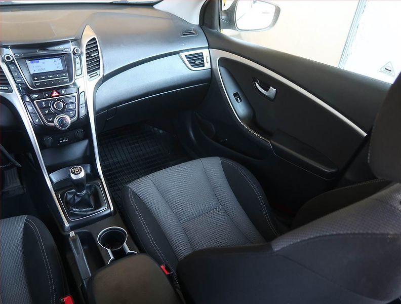 Hyundai i30 (2014) 1.6 MPI, Serv.kniha, Tempomat - fotka 8 z 16