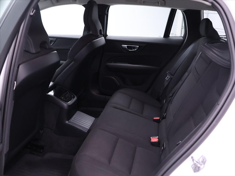 Volvo V60 2,0 B5 AWD Momentum Pro AT DPH - fotka 14 z 29