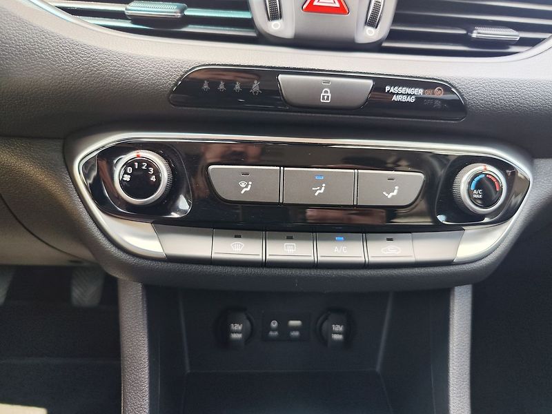Hyundai i30 1.0 T-GDI/88kW Trikolor komfor - fotka 15 z 28