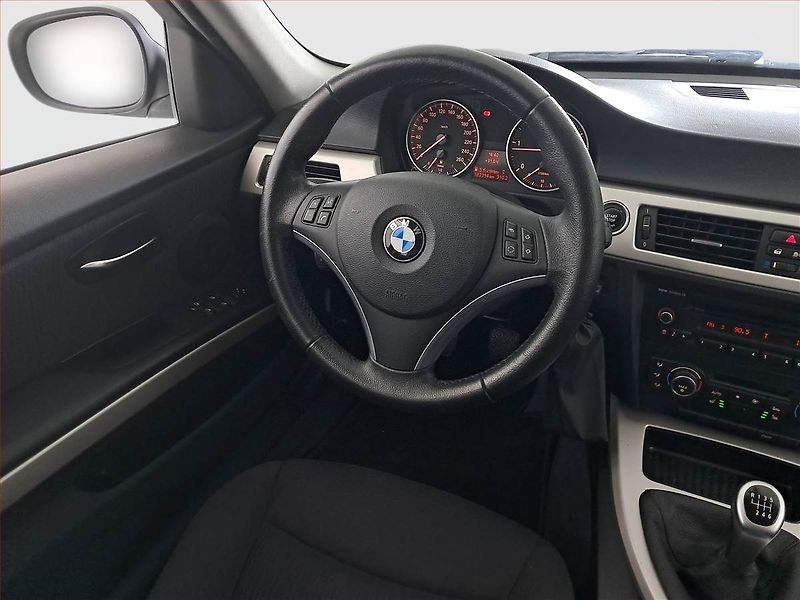 BMW Řada 3 (2012) 318 d, Xenony, Park. senzory - fotka 7 z 16