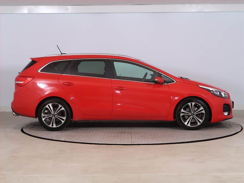 Kia Ceed (2016) GT Line 1.0 T-GDI, ČR,1.maj - fotka 6 z 22