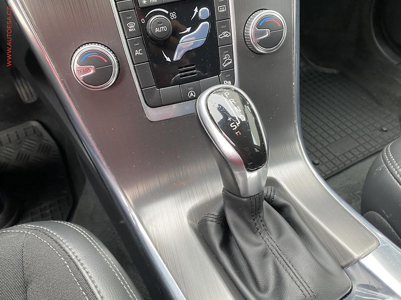 Volvo XC60 (2016) 2.4 D4 AWD, ČR, Momentum, AT - fotka 16 z 17