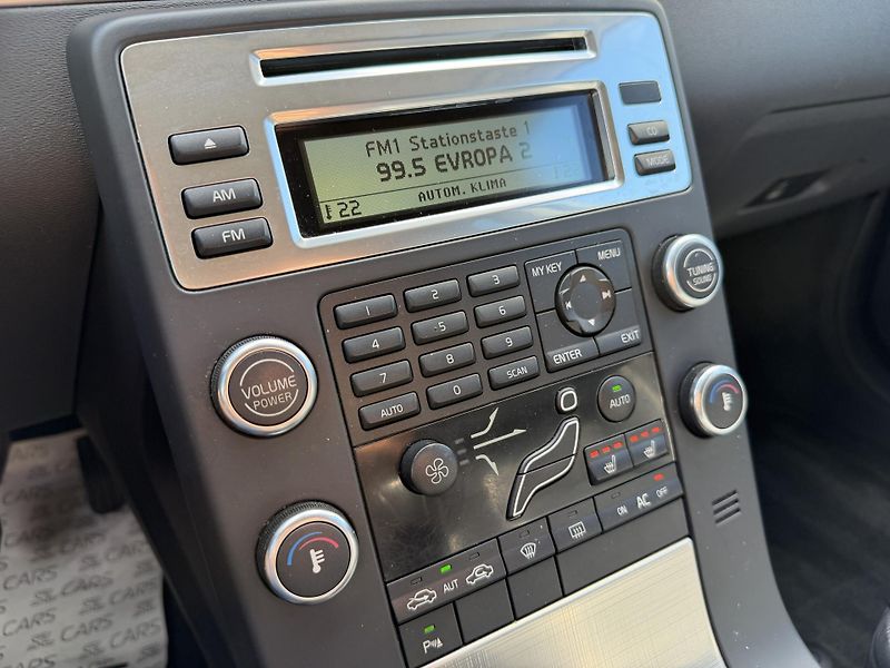 Volvo V70 2.4 D5 KŮŽE NAVIGACE SERVISKA - fotka 22 z 44