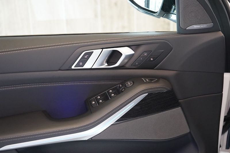 BMW X5 40d xDrive, Vzduch, Tažné, HUD - fotka 24 z 47