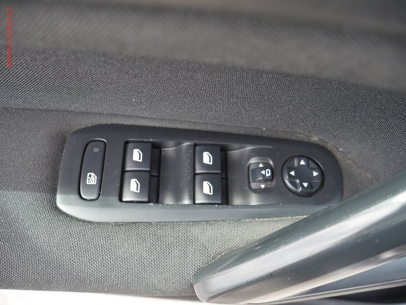 Peugeot 308 (2016) 1.6HDI, navi, autoAC - fotka 12 z 18