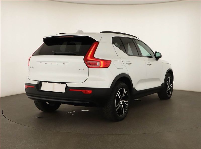 Volvo XC40 (2023) B3 - fotka 5 z 18