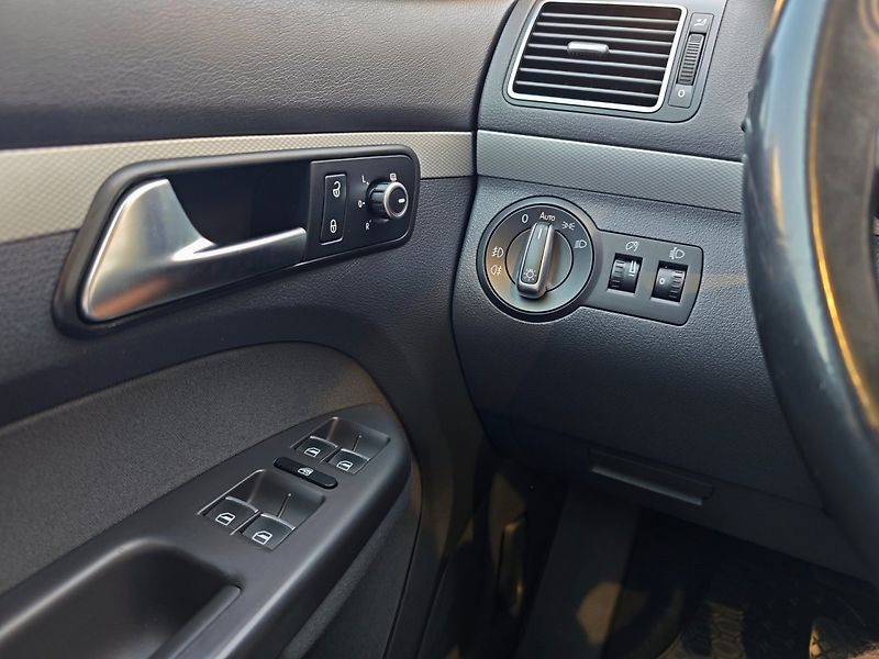Volkswagen Touran (2013) 2.0 TDi Life 7 Míst Panorama - fotka 22 z 43