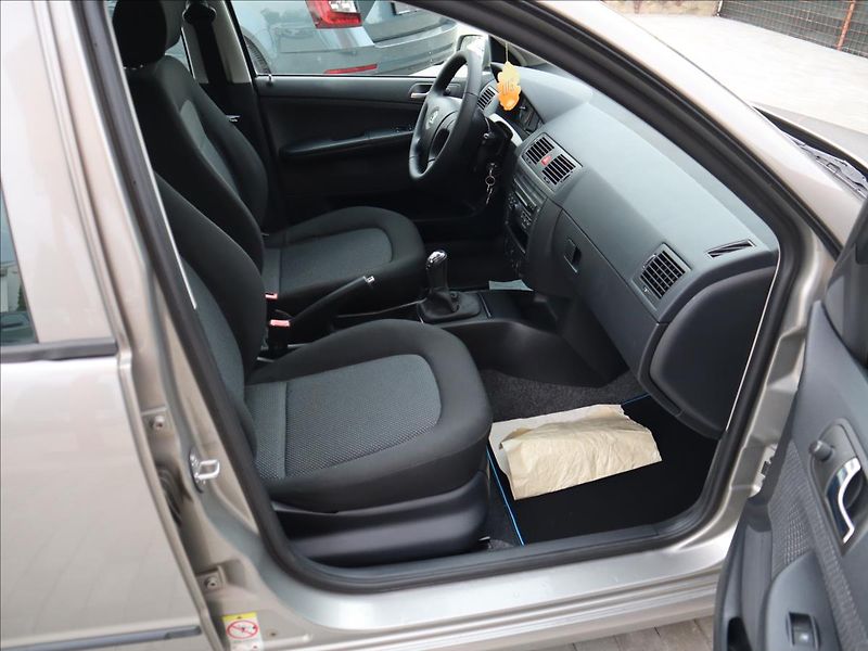 Škoda Fabia 1,4 16V Ambiente Klima - fotka 18 z 38