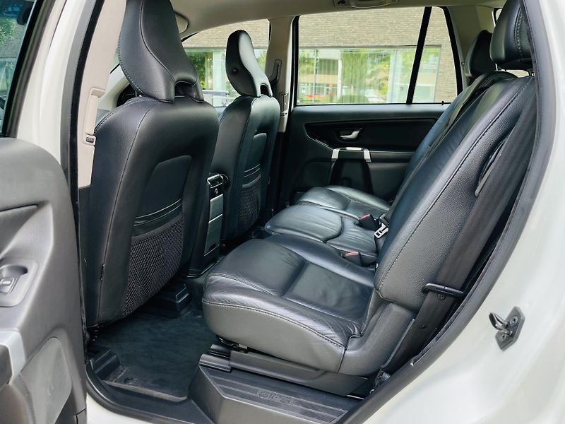 Volvo XC90 2.4D5 4x4 AUT VÝHŘEV SENZORY - fotka 29 z 44