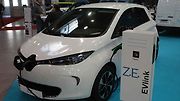 Hned vedle ní stojí malý Renault Zoe. Již brzy se ale představí nová generace