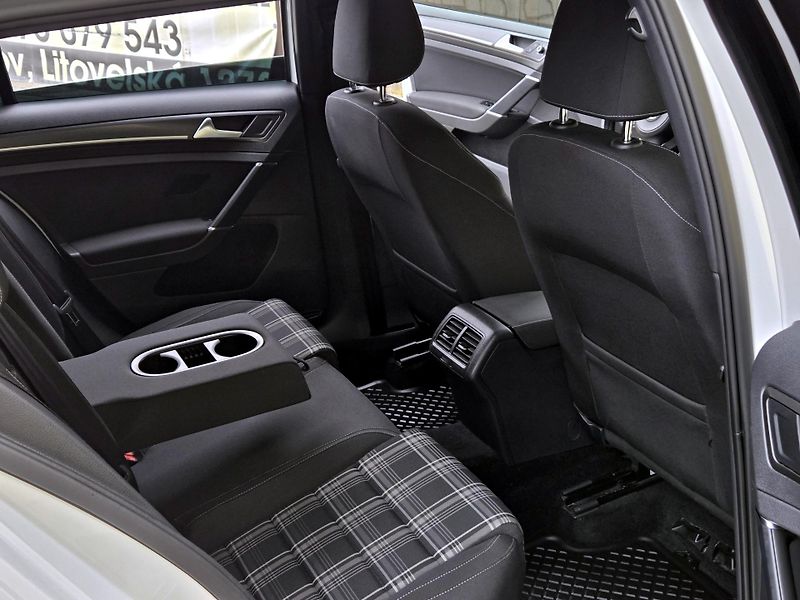 Volkswagen Golf 2,0GTD 135kW DSG, DPH, SERVIS  - fotka 26 z 51