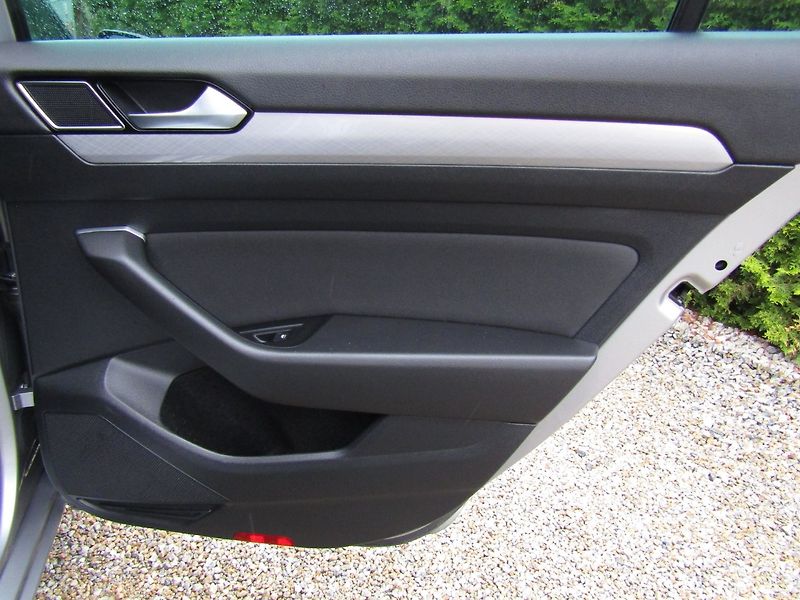 Volkswagen Passat (2021) 2.0 TDI 110kW DSG ACC - fotka 25 z 46
