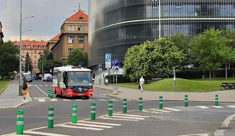 Patníky, správněji směrové sloupky, jsou nezbytným a důležitým doplňkem silničního provozu, který může i zachraňovat životy. Na silnicích se vyskytují v několika barevných provedeních.