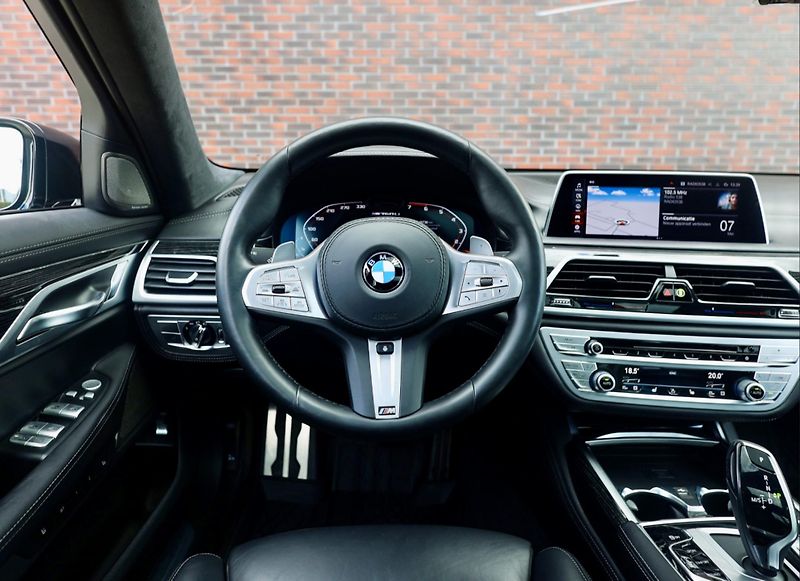 BMW Řada 7 (2019) M760Li xDrive - fotka 31 z 47