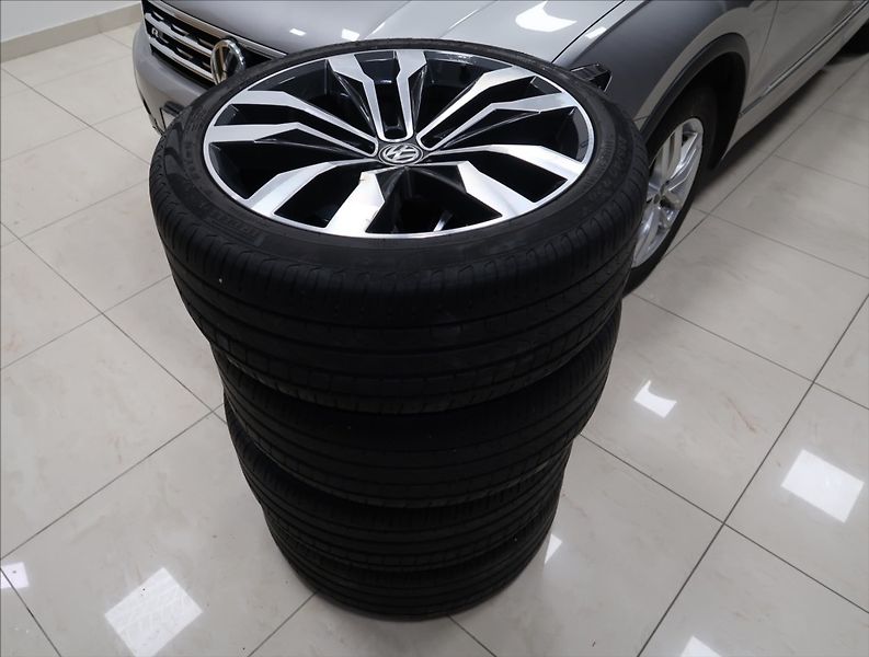 Volkswagen Tiguan 2,0 TDI DSG 4MOTION R-LINE - fotka 54 z 55