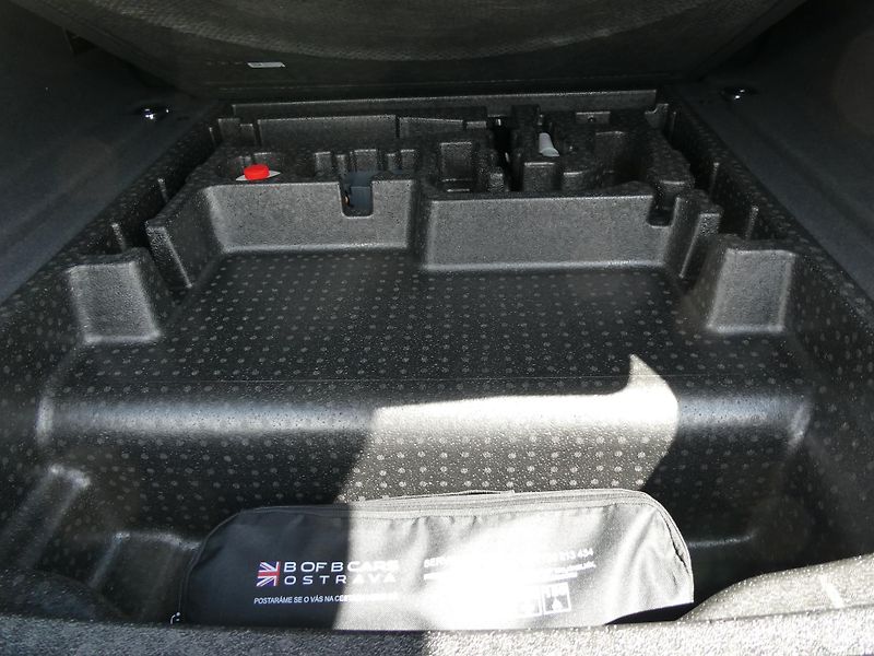 Land Rover Range Rover Velar (2026) 2,0 S D200 - fotka 31 z 34