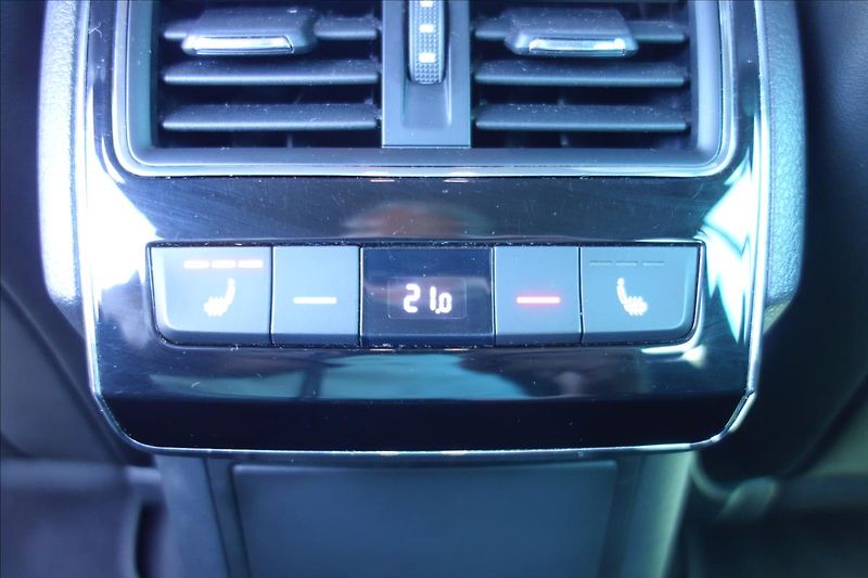 Škoda Superb 2,0 TDi,SERV.KN.,SPORTLINE,DSG - fotka 20 z 49