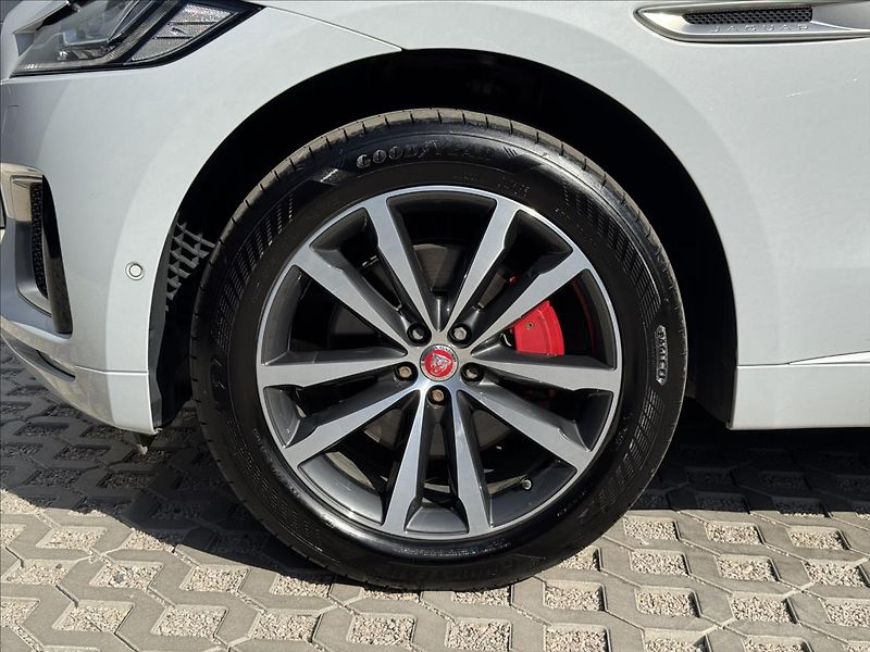 Jaguar F-Pace 3,0 30d V6 AWD S AT DPH - fotka 29 z 33