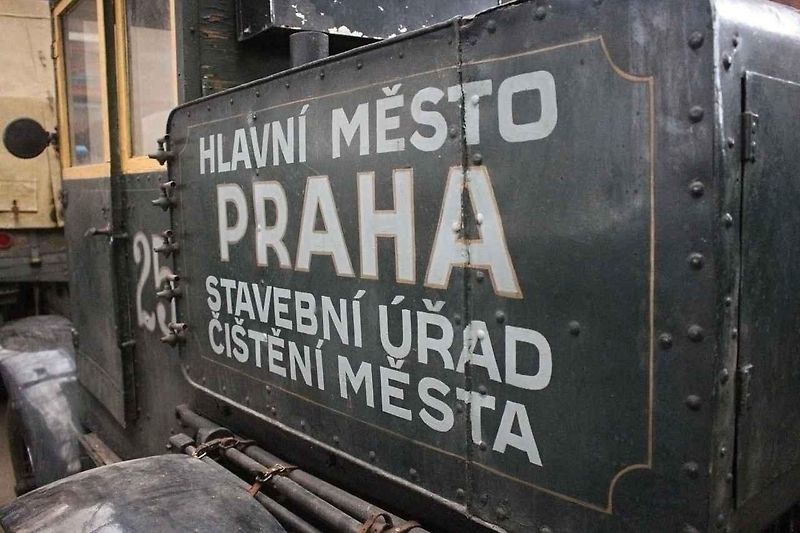 Pan Příhoda mezi vozidly zaparkovanými v Chomutově