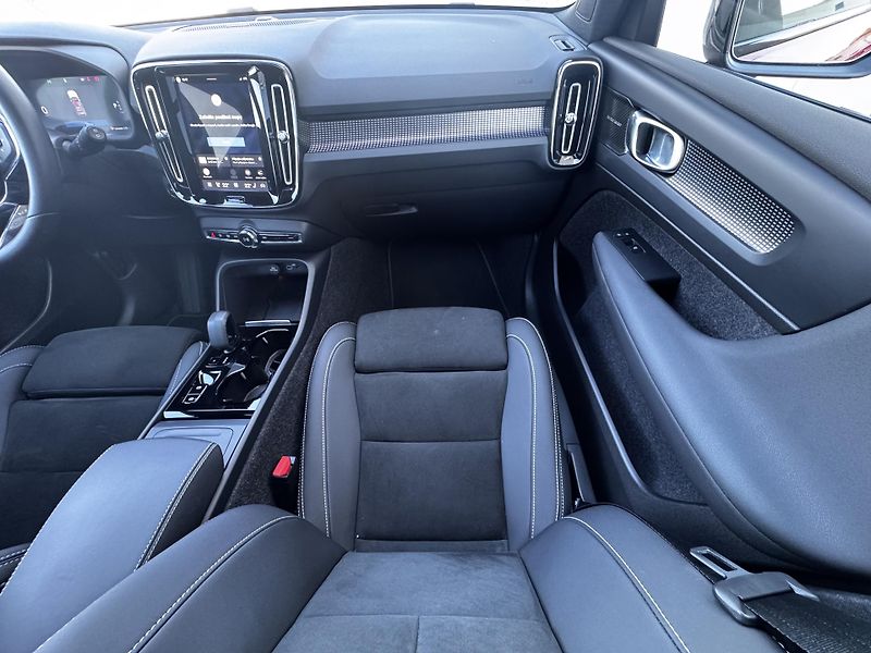 Volvo XC40 B4 FWD ULTRA // REZERVACE  - fotka 23 z 46